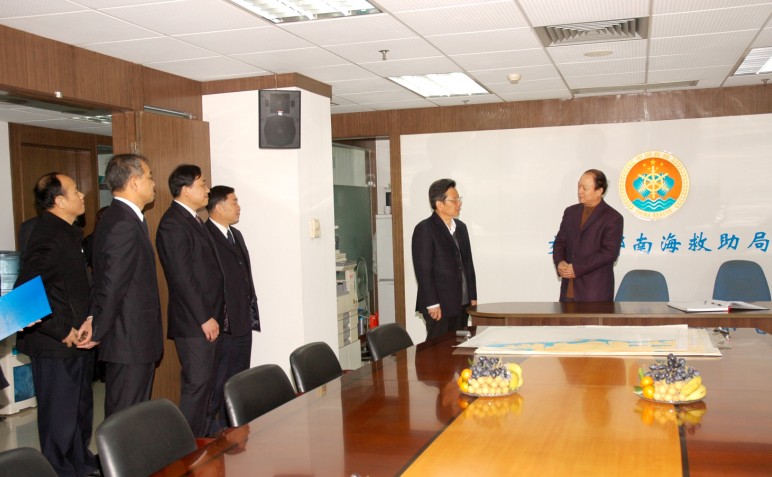 图为:徐祖远副部长(右一)正在了解辖区水上交通安全情况和值班情况